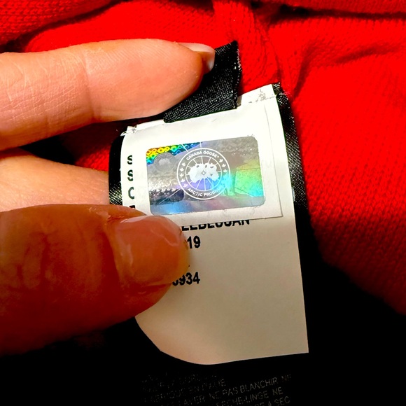 Canada Goose Kids Hat with Pom - Picture 7 of 8